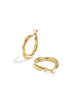 Double hoop earrings with twist detail
