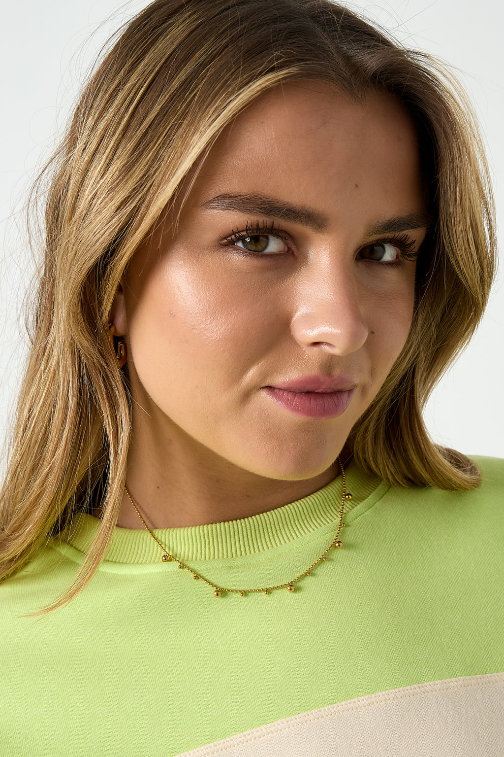 Necklace with alternating balls