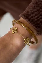 Bracelet with playful flowers in varying sizes