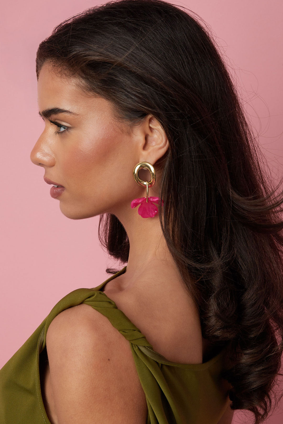 Round earrings with hanging flower