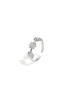 Ring with minimalist flowers