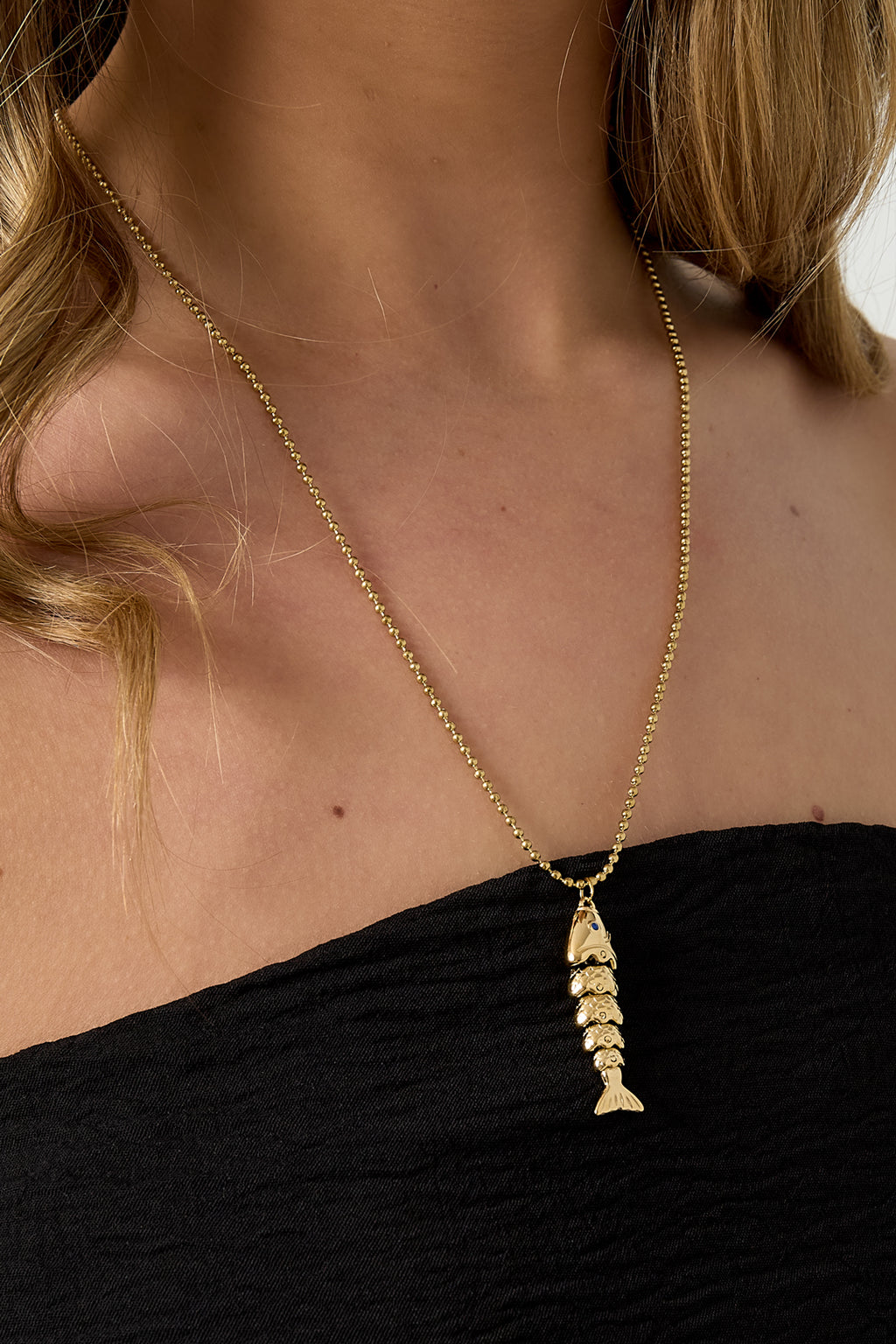 Necklace with moving fish charm