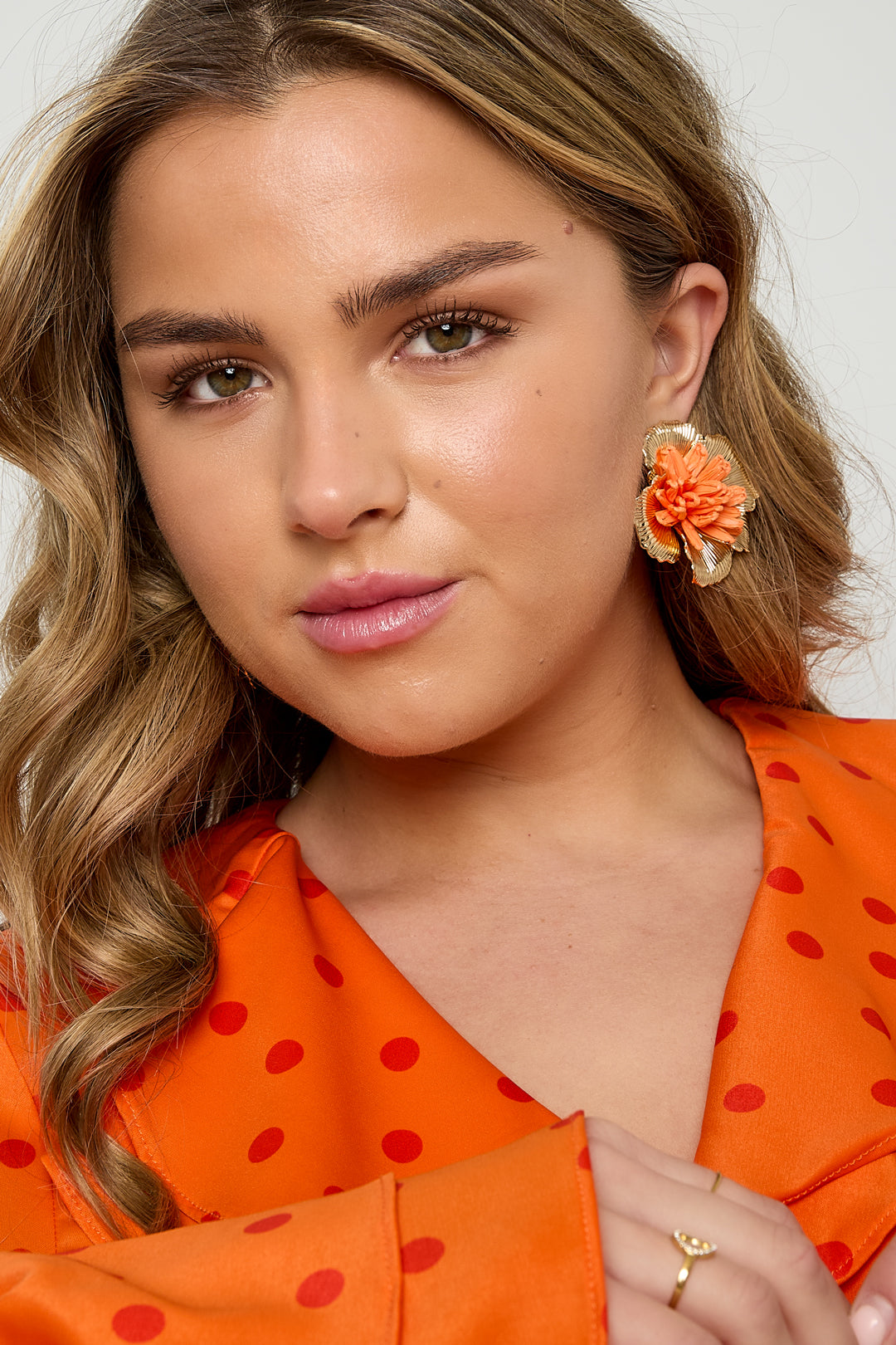 Earrings with 3D raffia flower