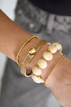 Elastic beaded bracelet with large beads