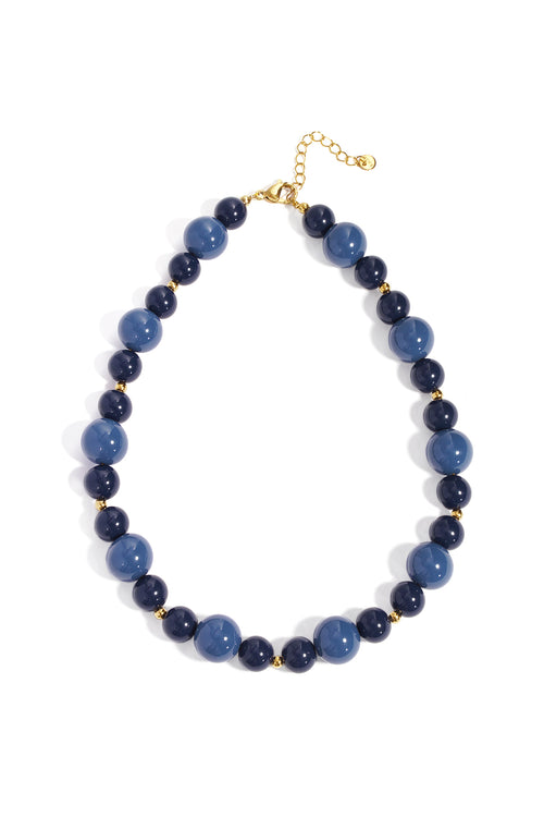 Necklace with beads of different sizes