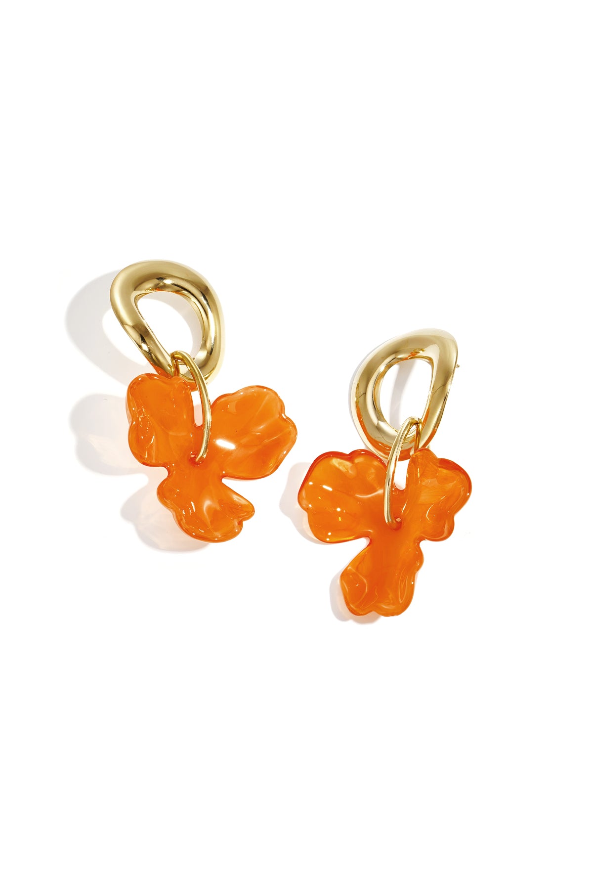 Round earrings with hanging flower