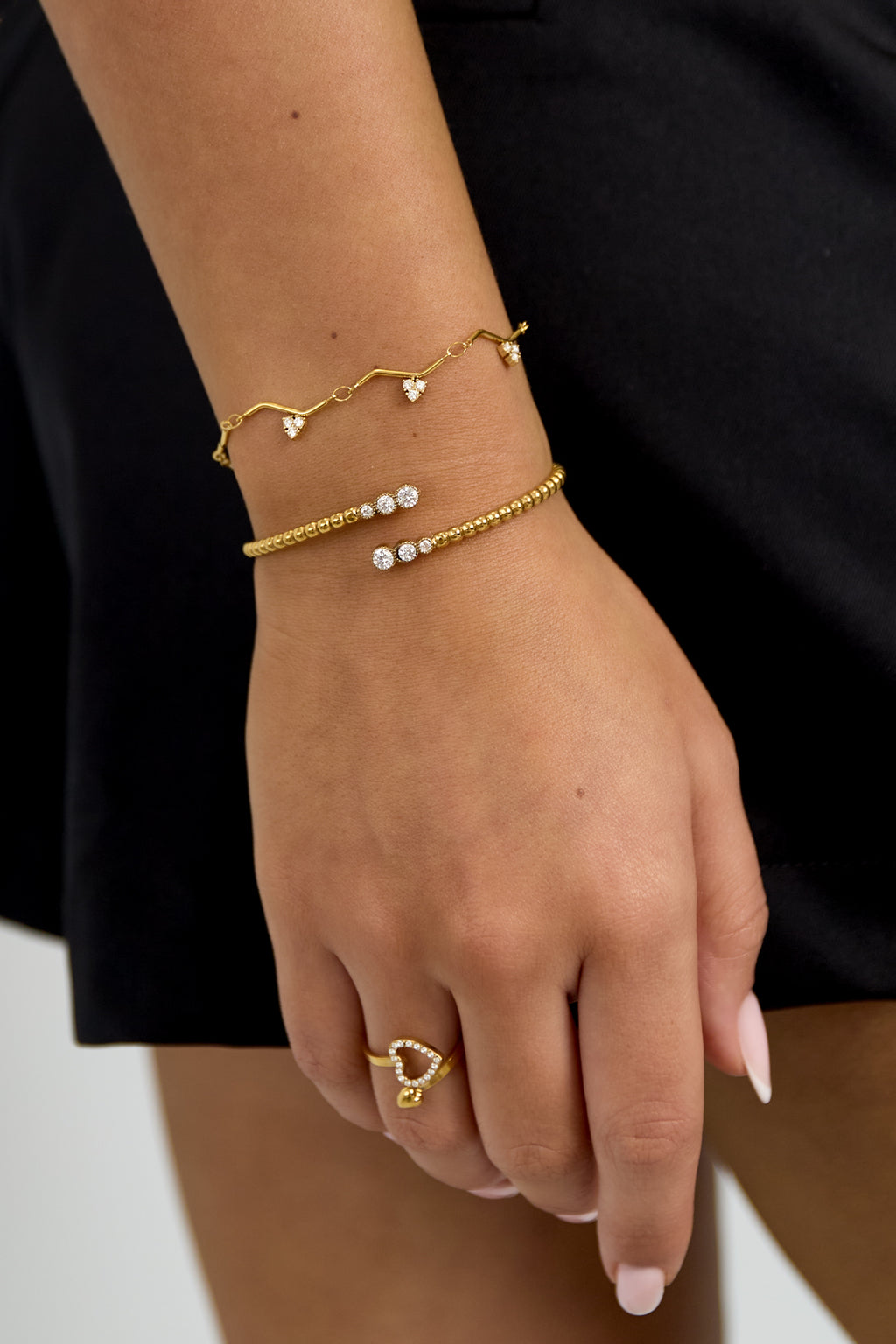 Bracelet with zigzag pattern and stones