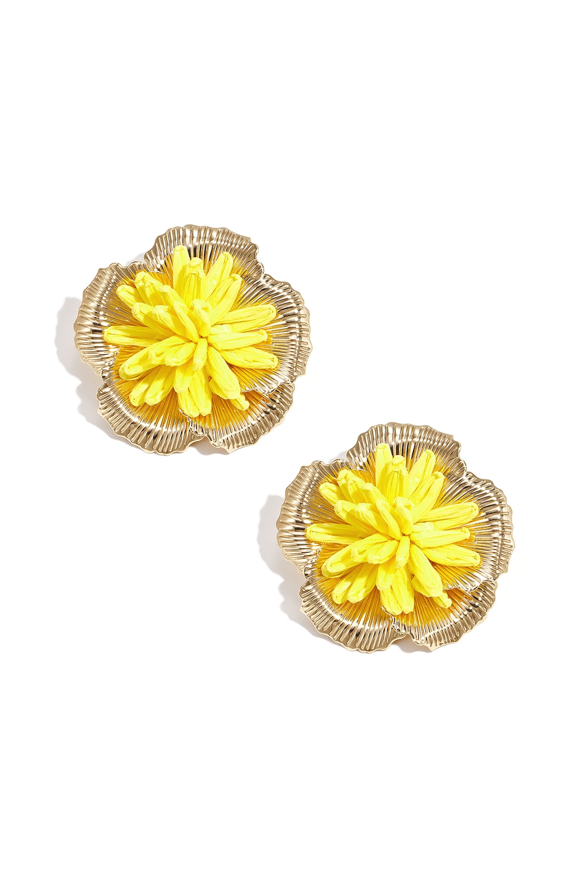 Earrings with 3D raffia flower